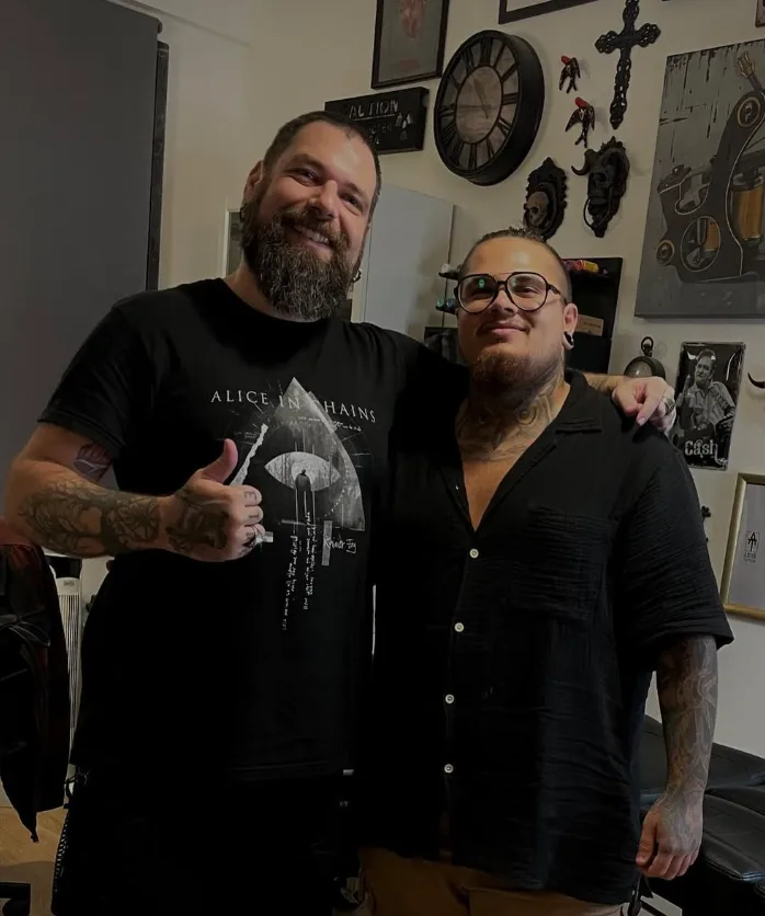 Rodrigo Garcias no estúdio com o tatuador Leandro Toscano
