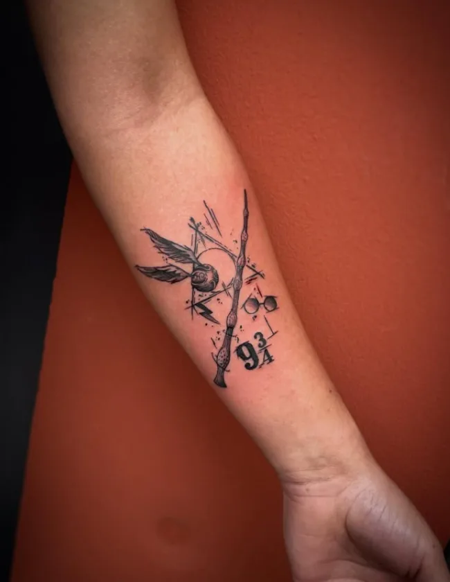 Tatuagem fineline com varinha e plataforma nove e três quartos