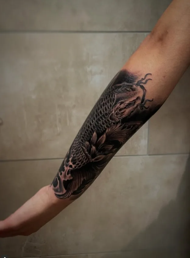 Carpa koi em black and grey no antebraço